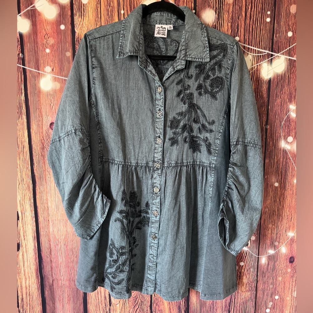 Parsley & Sage Mineral Wash Embroidered Button-Down
Tunic Top Large
